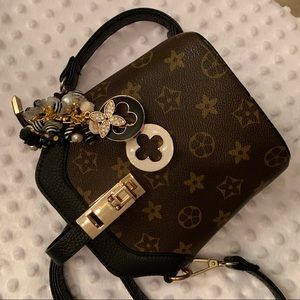 CUTE BROWN CROSSBODY BAG W/A BAG CHARM!